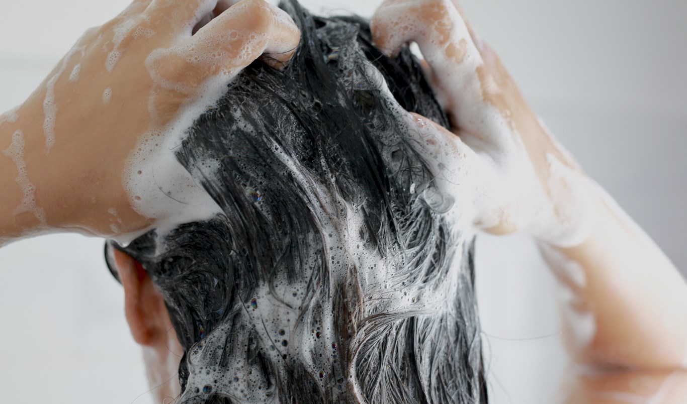 Suuri hiustenpesuopas: miten ja kuinka usein hiukset pitäisi pestä 
