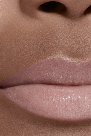 A Hydrating Tinted Lip Balm That Offers Buildable Colour For Better-Looking  Lips, Day After Day 912 - CHANEL - KICKS