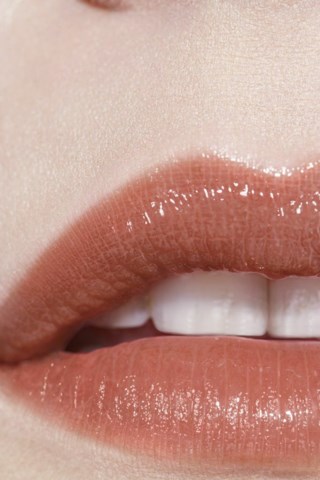 A Hydrating Tinted Lip Balm That Offers Buildable Colour For Better-Looking  Lips, Day After Day 914 - CHANEL - KICKS