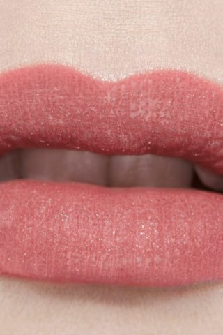 A Hydrating Tinted Lip Balm That Offers Buildable Colour For Better-Looking  Lips, Day After Day 918 - CHANEL - KICKS