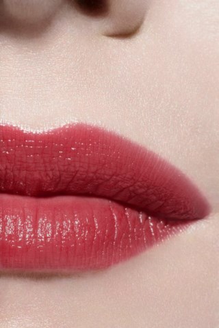 A Hydrating Tinted Lip Balm That Offers Buildable Colour For Better-Looking  Lips, Day After Day 920 - CHANEL - KICKS